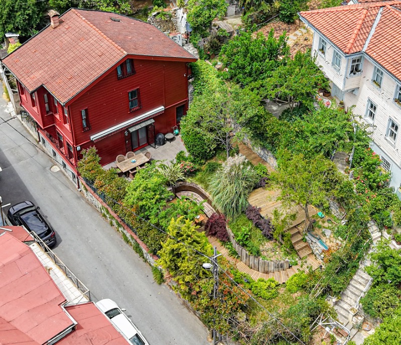 Emirgan Sahiline Yakın,280 m2 Bahçeli,Restorasyonlu Satılık Köşk