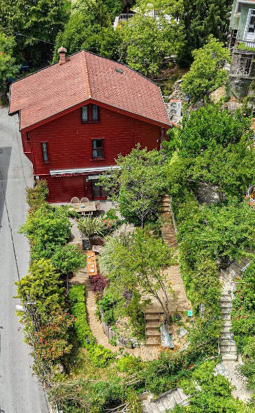 Emirgan Sahiline Yakın,280 m2 Bahçeli,Restorasyonlu Satılık Köşk