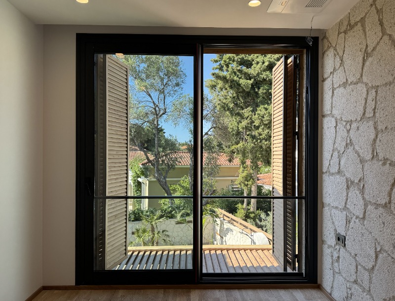 ALAÇATI ÇAMLIKYOL MEVKİ MÜSTAKİL HAVUZLU 4+1 SATILIK VİLLA.
