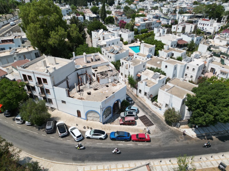 BODRUM ESKİÇEŞMEDE MARİNA KARŞISINDA 3 KATLI KARGİR BİNA