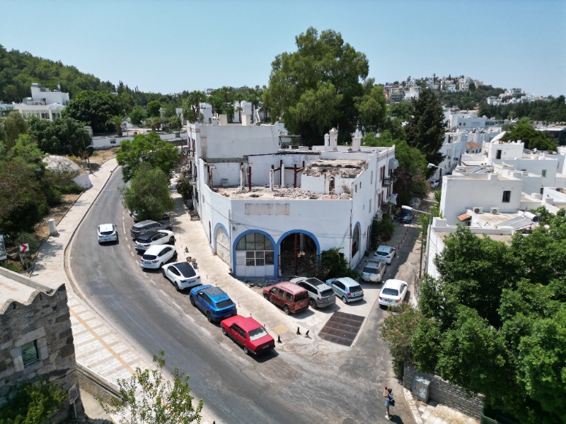 BODRUM ESKİÇEŞMEDE MARİNA KARŞISINDA 3 KATLI KARGİR BİNA