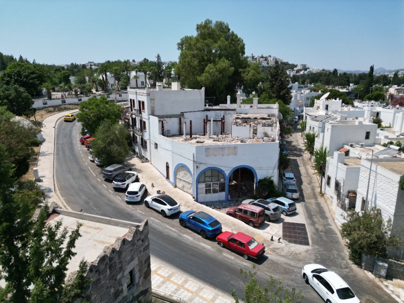 BODRUM ESKİÇEŞMEDE MARİNA KARŞISINDA 3 KATLI KARGİR BİNA