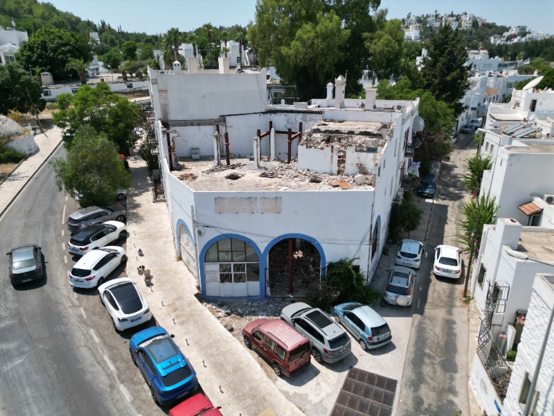 BODRUM ESKİÇEŞMEDE MARİNA KARŞISINDA 3 KATLI KARGİR BİNA