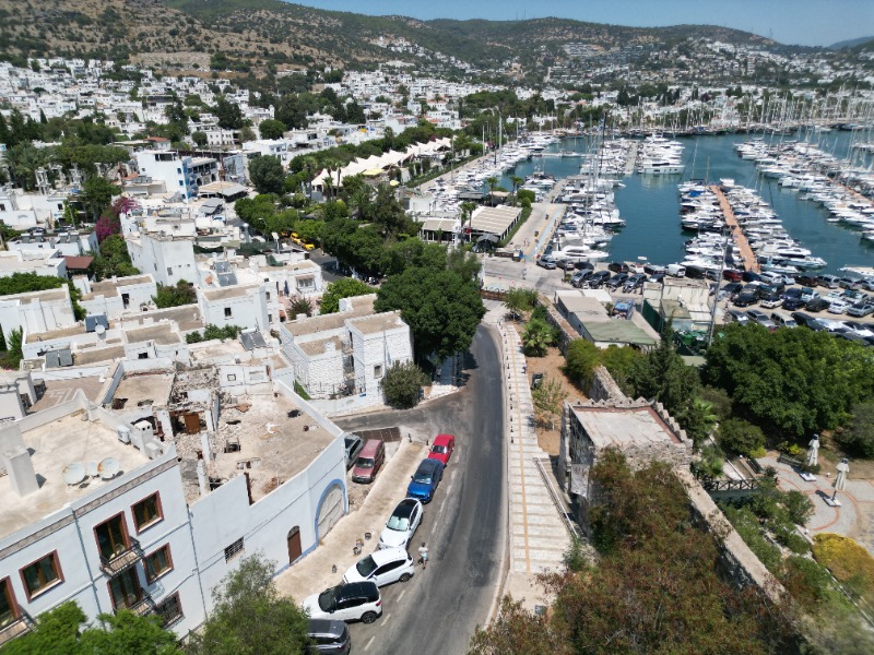 BODRUM ESKİÇEŞMEDE MARİNA KARŞISINDA 3 KATLI KARGİR BİNA