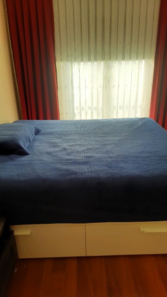 AVRUPA KONUTLARI 1'DE,ARAKAT VE GÜZEL CEPHE, EŞYALI 1+1 SATILIK.