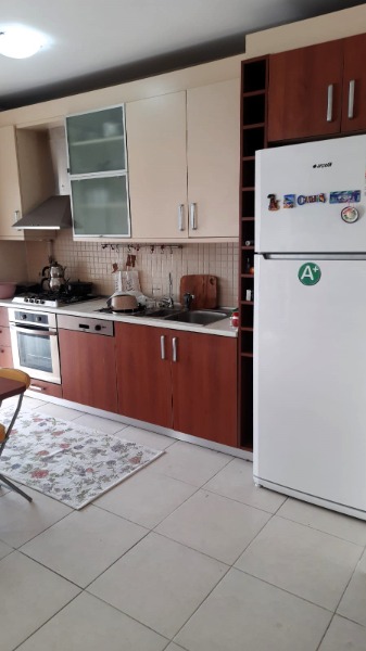AVRUPA KONUTLARI 1'DE,ARAKAT VE GÜZEL CEPHE, EŞYALI 1+1 SATILIK.