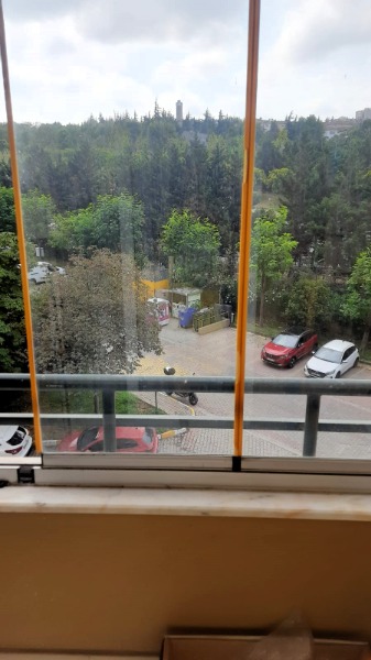 AVRUPA KONUTLARI 1'DE,ARAKAT VE GÜZEL CEPHE, EŞYALI 1+1 SATILIK.