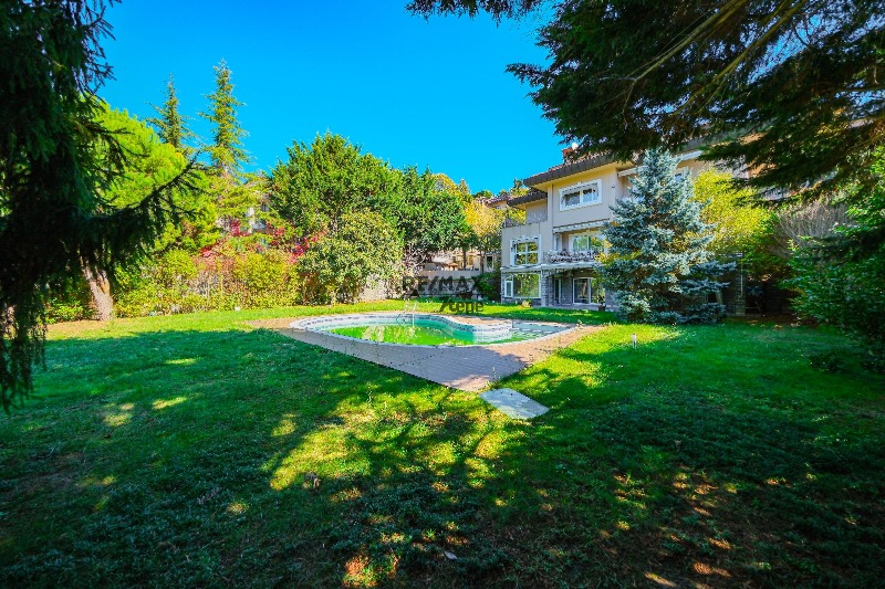 ACARKENT'TE MERKEZI KONUMLU VE BÜYÜK BAHÇELİ SATILIK VILLA