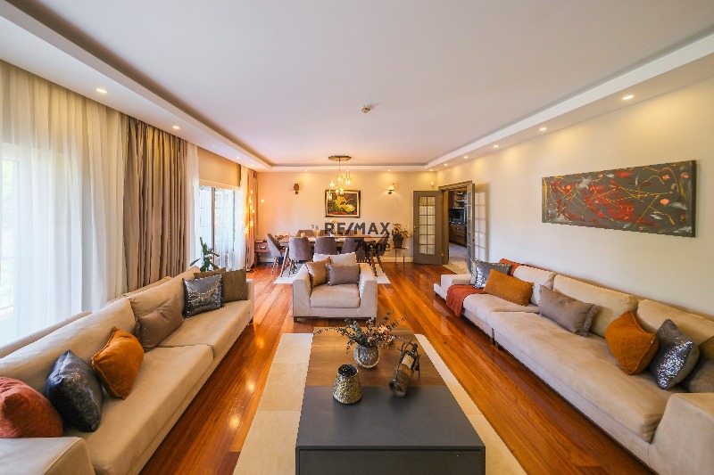 ACARKENT'TE MERKEZI KONUMLU VE BÜYÜK BAHÇELİ SATILIK VILLA