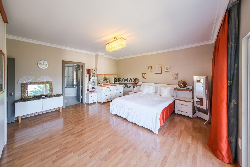 ACARKENT'TE MERKEZI KONUMLU VE BÜYÜK BAHÇELİ SATILIK VILLA