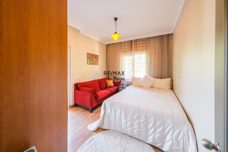 ACARKENT'TE MERKEZI KONUMLU VE BÜYÜK BAHÇELİ SATILIK VILLA