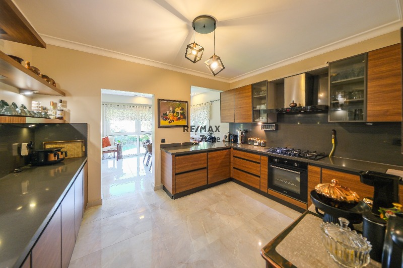 ACARKENT'TE MERKEZI KONUMLU VE BÜYÜK BAHÇELİ SATILIK VILLA