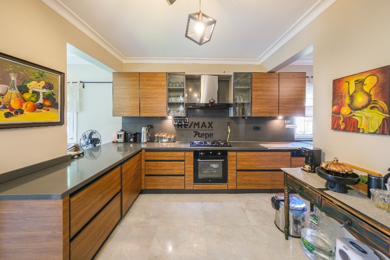 ACARKENT'TE MERKEZI KONUMLU VE BÜYÜK BAHÇELİ SATILIK VILLA