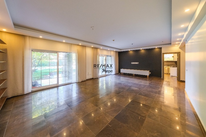 ACARKENT'TE MERKEZI KONUMLU VE BÜYÜK BAHÇELİ SATILIK VILLA