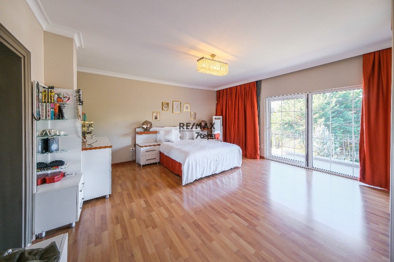 ACARKENT'TE MERKEZI KONUMLU VE BÜYÜK BAHÇELİ SATILIK VILLA