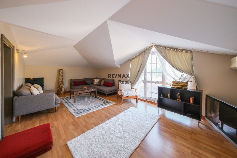 ACARKENT'TE MERKEZI KONUMLU VE BÜYÜK BAHÇELİ SATILIK VILLA