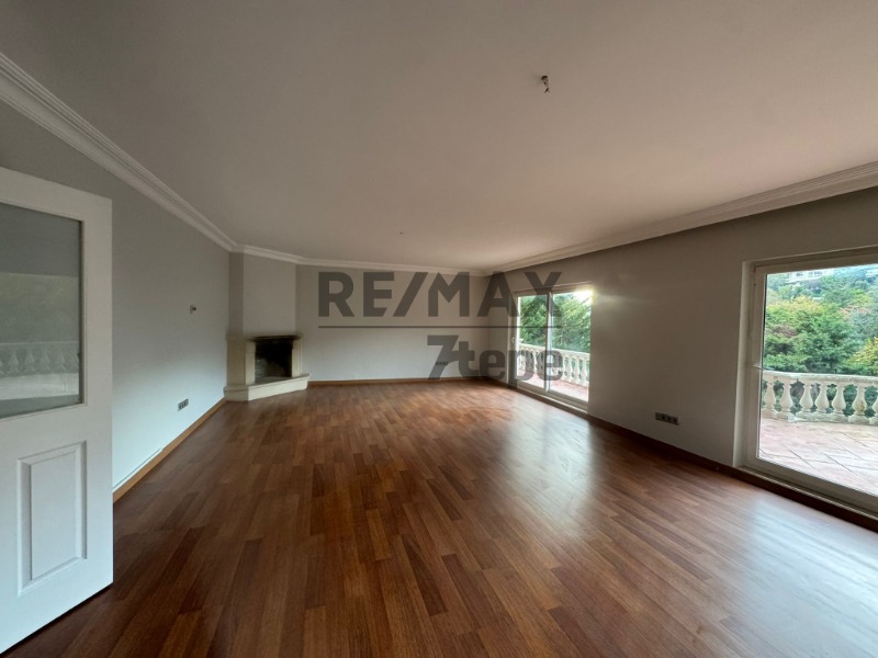 ACARKENT SİTESİNDE BAHÇE KULLANIMLI ÇATI TRİPLEKS KİRALIK VİLLA