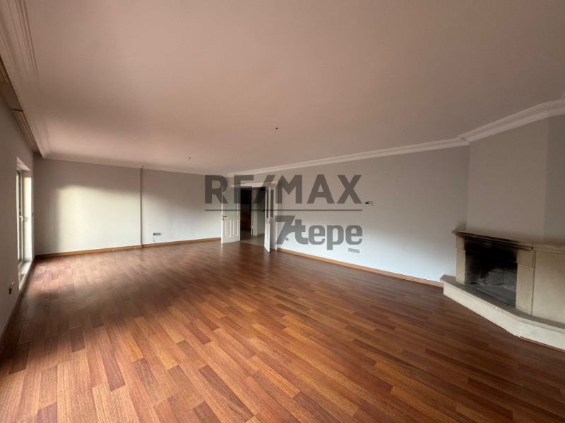 ACARKENT SİTESİNDE BAHÇE KULLANIMLI ÇATI TRİPLEKS KİRALIK VİLLA