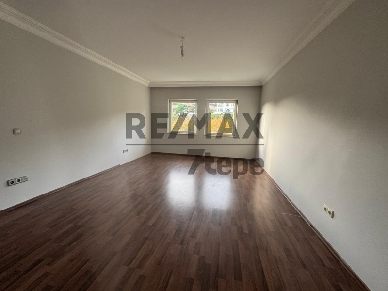 ACARKENT SİTESİNDE BAHÇE KULLANIMLI ÇATI TRİPLEKS KİRALIK VİLLA