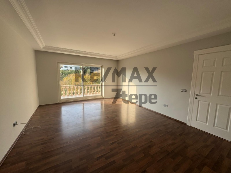 ACARKENT SİTESİNDE BAHÇE KULLANIMLI ÇATI TRİPLEKS KİRALIK VİLLA