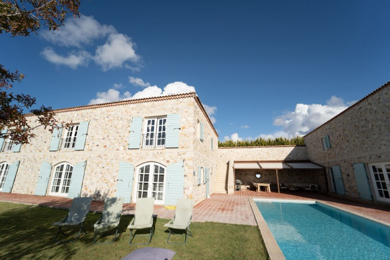 ÇEŞME OVACIK'TA 6.528 M2 İÇERİSİNDE 7+3 ÖZEL VİLLA.