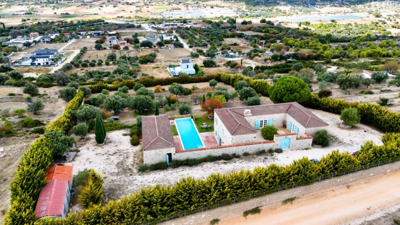 ÇEŞME OVACIK'TA 6.528 M2 İÇERİSİNDE 7+3 ÖZEL VİLLA.