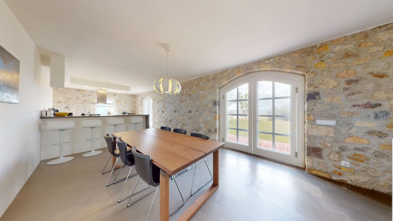 ÇEŞME OVACIK'TA 6.528 M2 İÇERİSİNDE 7+3 ÖZEL VİLLA.