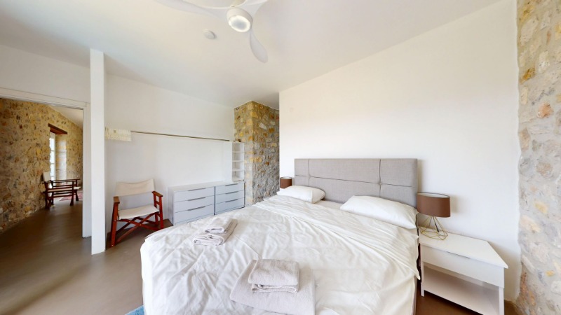 ÇEŞME OVACIK'TA 6.528 M2 İÇERİSİNDE 7+3 ÖZEL VİLLA.