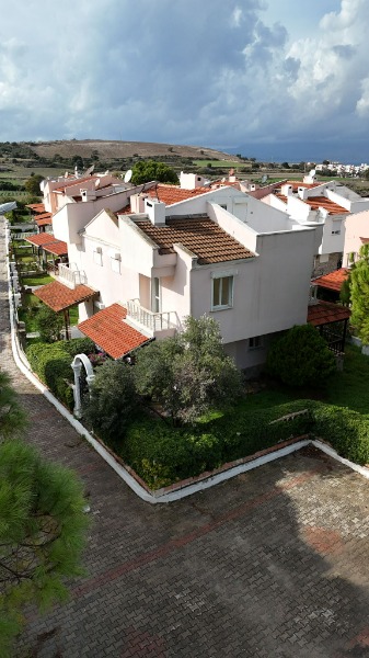 ÇEŞME ALTINKUM'DA SATILIK 3+1 VILLA.