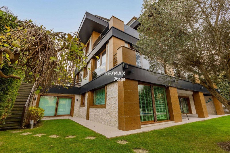 ACARKENT'TE DÜZ GİRİŞLİ VE HAVUZLU KİRALIK VİLLA