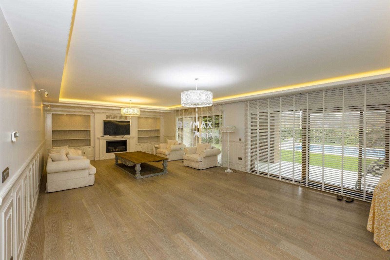 ACARKENT'TE DÜZ GİRİŞLİ VE HAVUZLU KİRALIK VİLLA