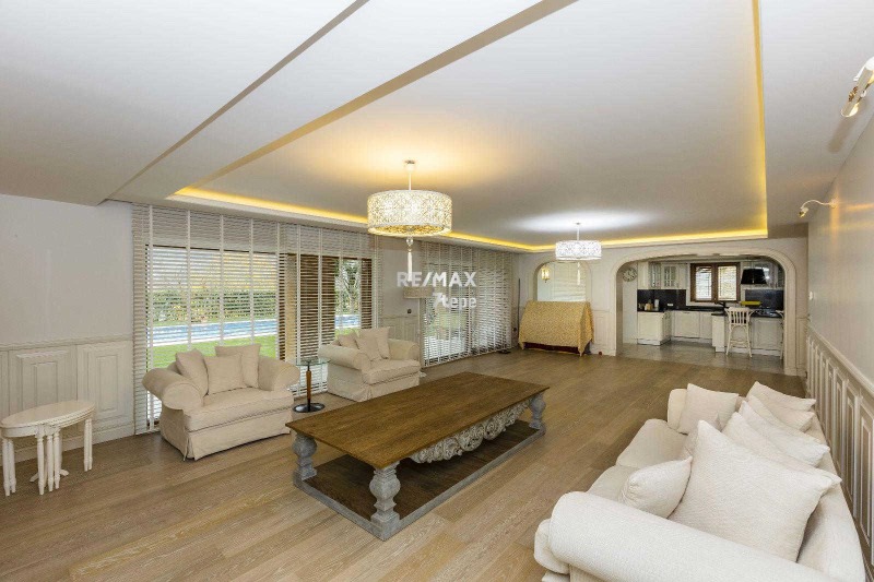 ACARKENT'TE DÜZ GİRİŞLİ VE HAVUZLU KİRALIK VİLLA