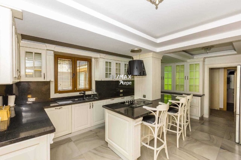 ACARKENT'TE DÜZ GİRİŞLİ VE HAVUZLU KİRALIK VİLLA