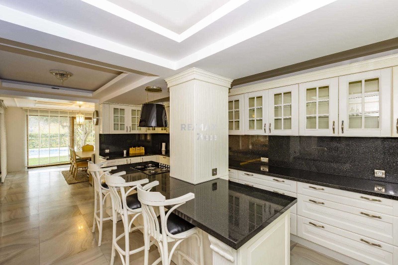 ACARKENT'TE DÜZ GİRİŞLİ VE HAVUZLU KİRALIK VİLLA