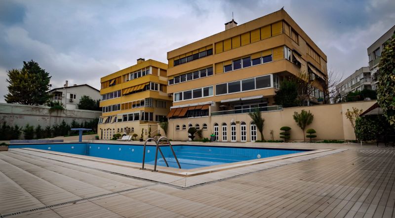 YEŞİLKÖYDE'DE DENIZ VE HAVUZ MANZARALI   KİRALIK  4+1  DAİRE