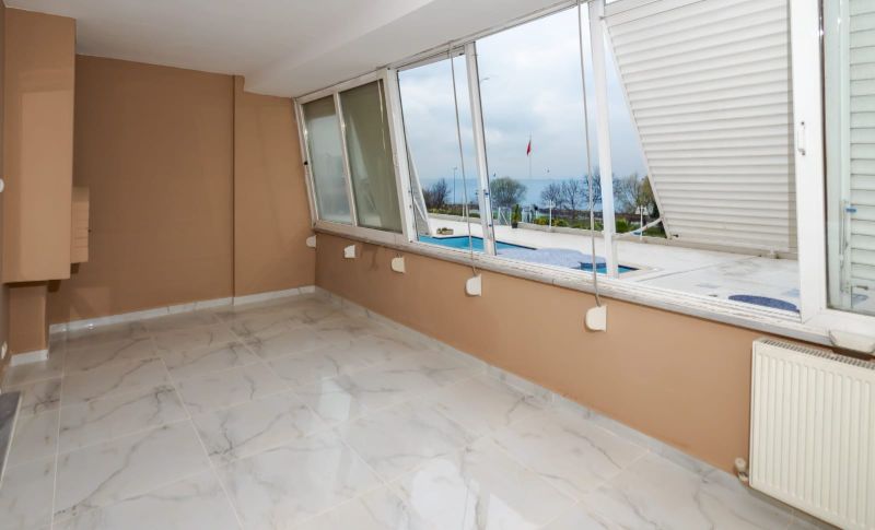 YEŞİLKÖYDE'DE DENIZ VE HAVUZ MANZARALI   KİRALIK  4+1  DAİRE