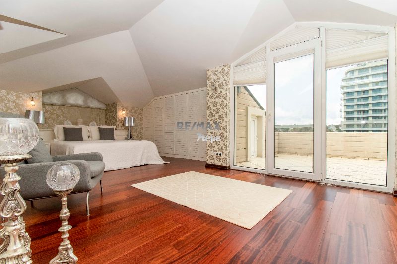 TEK YETKİLİ REMAX 7 TEPE'DEN ACARKENT'TE YÜKSEK KONUM VE NEZİH SOKAKTA SATILIK B TİPİ VİLLA