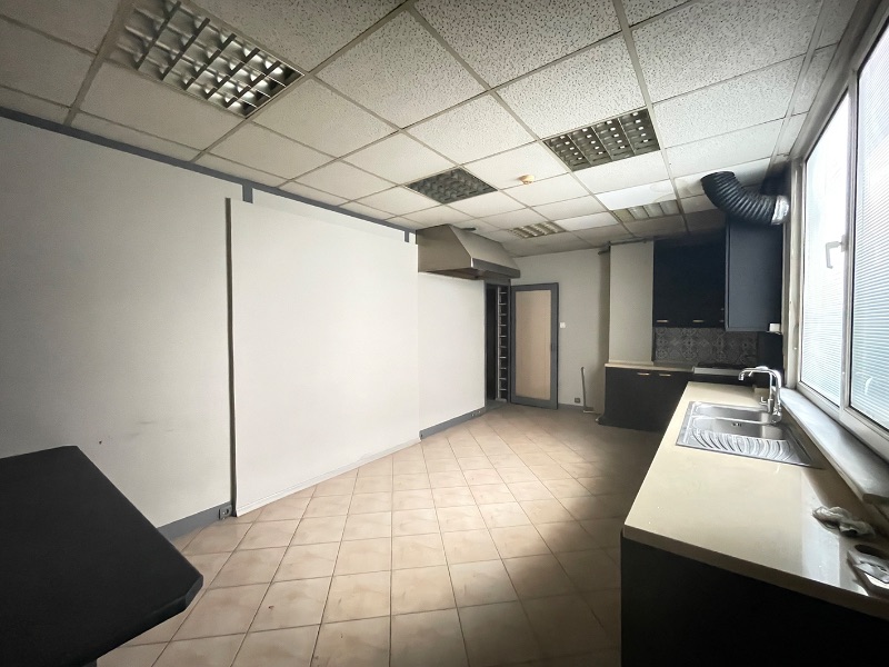 ATAŞEHİR ANA CADDE ÜZERİNDE TABELA DEĞERİ YÜKSEK 330m2 KİRALIK OFİS