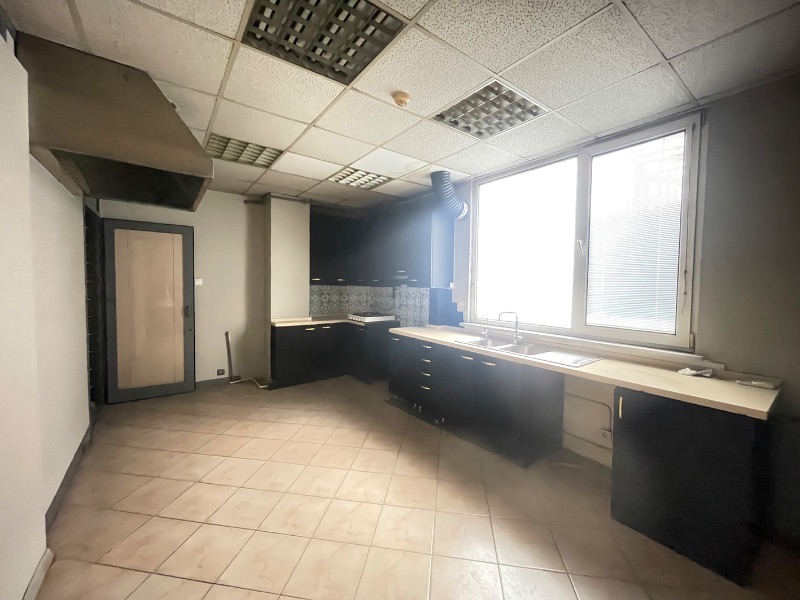 ATAŞEHİR ANA CADDE ÜZERİNDE TABELA DEĞERİ YÜKSEK 330m2 KİRALIK OFİS