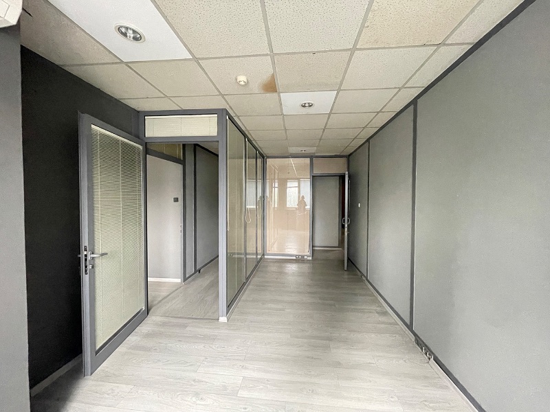 ATAŞEHİR ANA CADDE ÜZERİNDE TABELA DEĞERİ YÜKSEK 330m2 KİRALIK OFİS