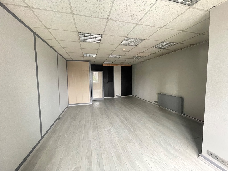 ATAŞEHİR ANA CADDE ÜZERİNDE TABELA DEĞERİ YÜKSEK 330m2 KİRALIK OFİS