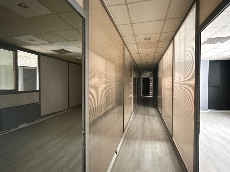 ATAŞEHİR ANA CADDE ÜZERİNDE TABELA DEĞERİ YÜKSEK 330m2 KİRALIK OFİS
