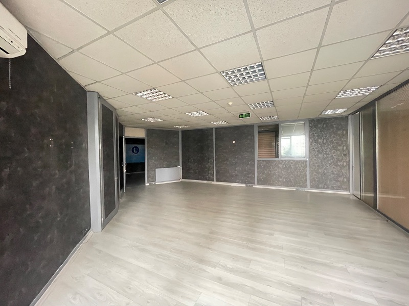 ATAŞEHİR ANA CADDE ÜZERİNDE TABELA DEĞERİ YÜKSEK 330m2 KİRALIK OFİS