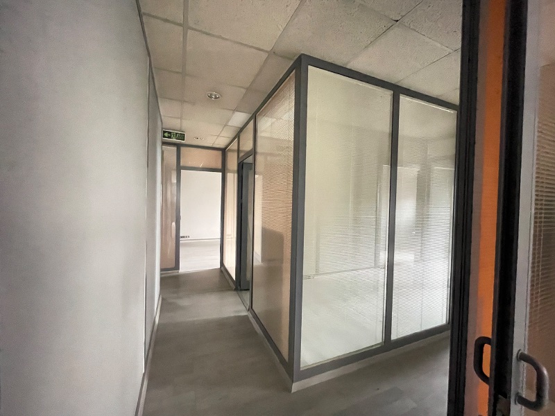 ATAŞEHİR ANA CADDE ÜZERİNDE TABELA DEĞERİ YÜKSEK 330m2 KİRALIK OFİS