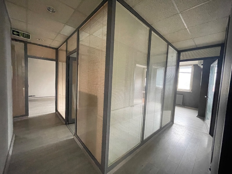 ATAŞEHİR ANA CADDE ÜZERİNDE TABELA DEĞERİ YÜKSEK 330m2 KİRALIK OFİS