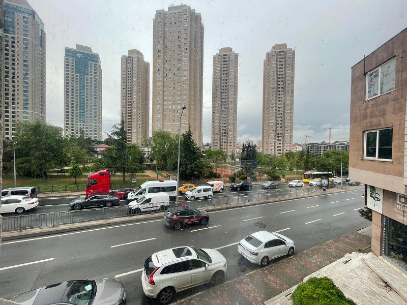 ATAŞEHİR ANA CADDE ÜZERİNDE TABELA DEĞERİ YÜKSEK 330m2 KİRALIK OFİS