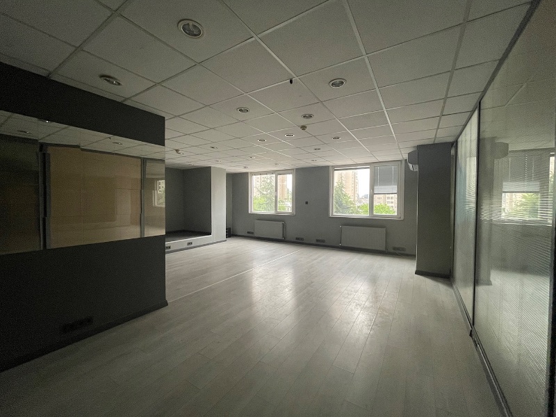ATAŞEHİR ANA CADDE ÜZERİNDE TABELA DEĞERİ YÜKSEK 330m2 KİRALIK OFİS
