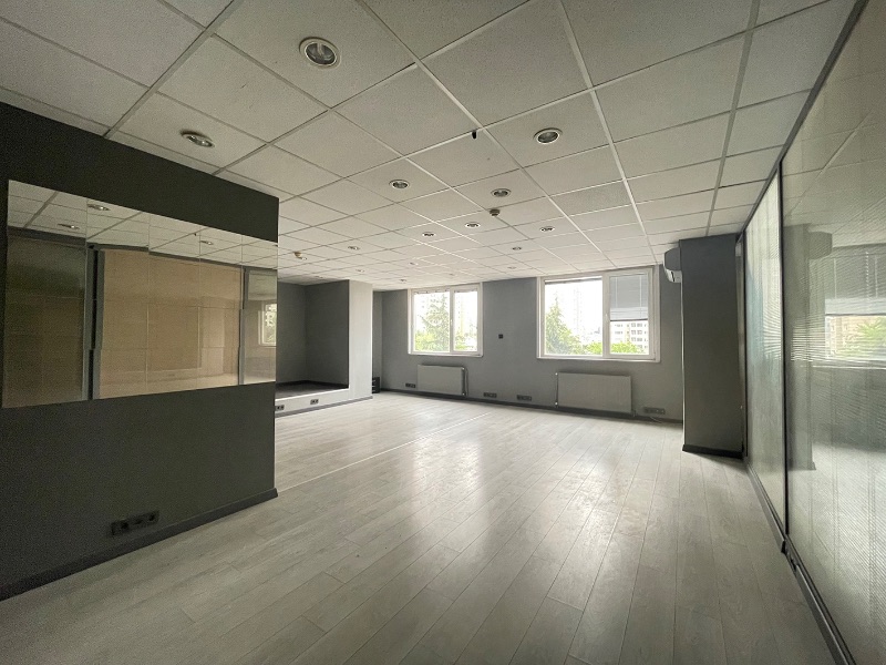 ATAŞEHİR ANA CADDE ÜZERİNDE TABELA DEĞERİ YÜKSEK 330m2 KİRALIK OFİS